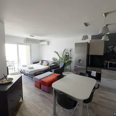 Appartement Les Pins Avec Terrasse Antibes